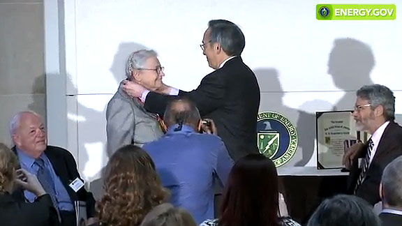 Secretary of Energy Steven Chu placing the Fermi award medal on award winner Dr. Mildred Dresselhaus 