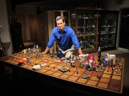 David Pogue standing at Theodore Gray's Periodic Table